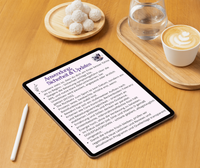 Tablet mit Celestro MamaFit+ – Seite „Anwendung, Sicherheit & Updates“ auf Holztisch neben Kaffee; Hinweise für sichere Nutzung & Programm-Updates.
