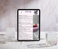 Tablet mit Celestro MamaFit+ – Ernährungsplan „Erster Tag“ auf Marmor, daneben Joghurtglas; stillfreundliche Rezepte für Frühstück, Mittag, Snack & Abend.
