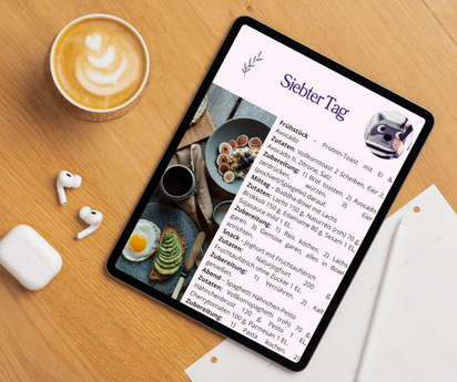 Tablet mit Celestro MamaFit+ – Ernährungsplan „Siebter Tag“ auf Holztisch neben Kaffee; schnelle, stillfreundliche Rezepte für Frühstück, Mittag, Snack & Abend.