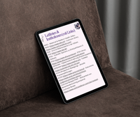 Tablet mit Celestro MamaFit+ – Seite „Leitlinien & Institutionen (mit Links)“ auf braunem Ledersessel; evidenzbasierte Quellen zur Rückbildung.