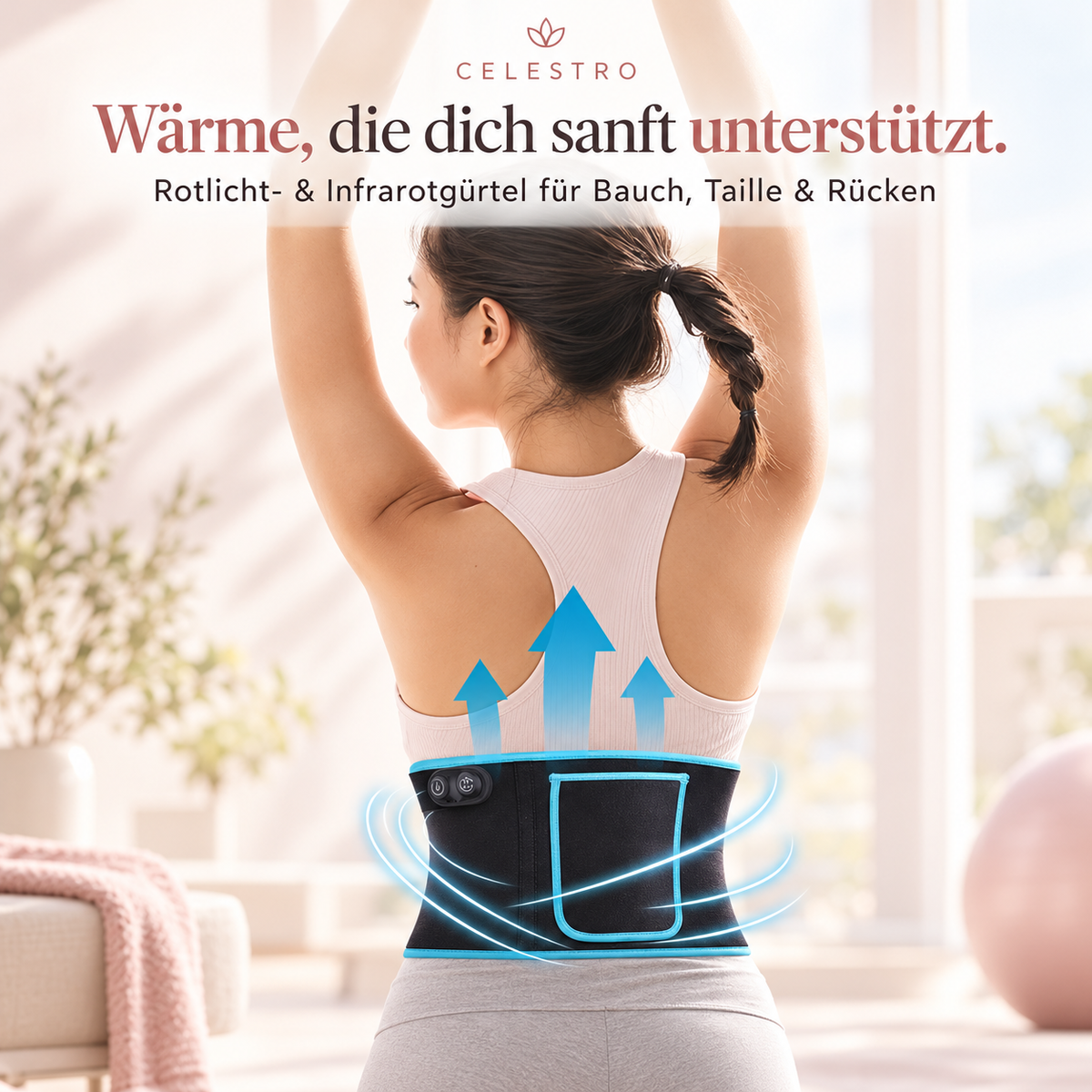 Frau trägt den Celestro Rotlicht- und Infrarotgürtel am unteren Rücken und streckt die Arme nach oben. Blaue Pfeile und Lichtlinien veranschaulichen die Wärmefunktion.